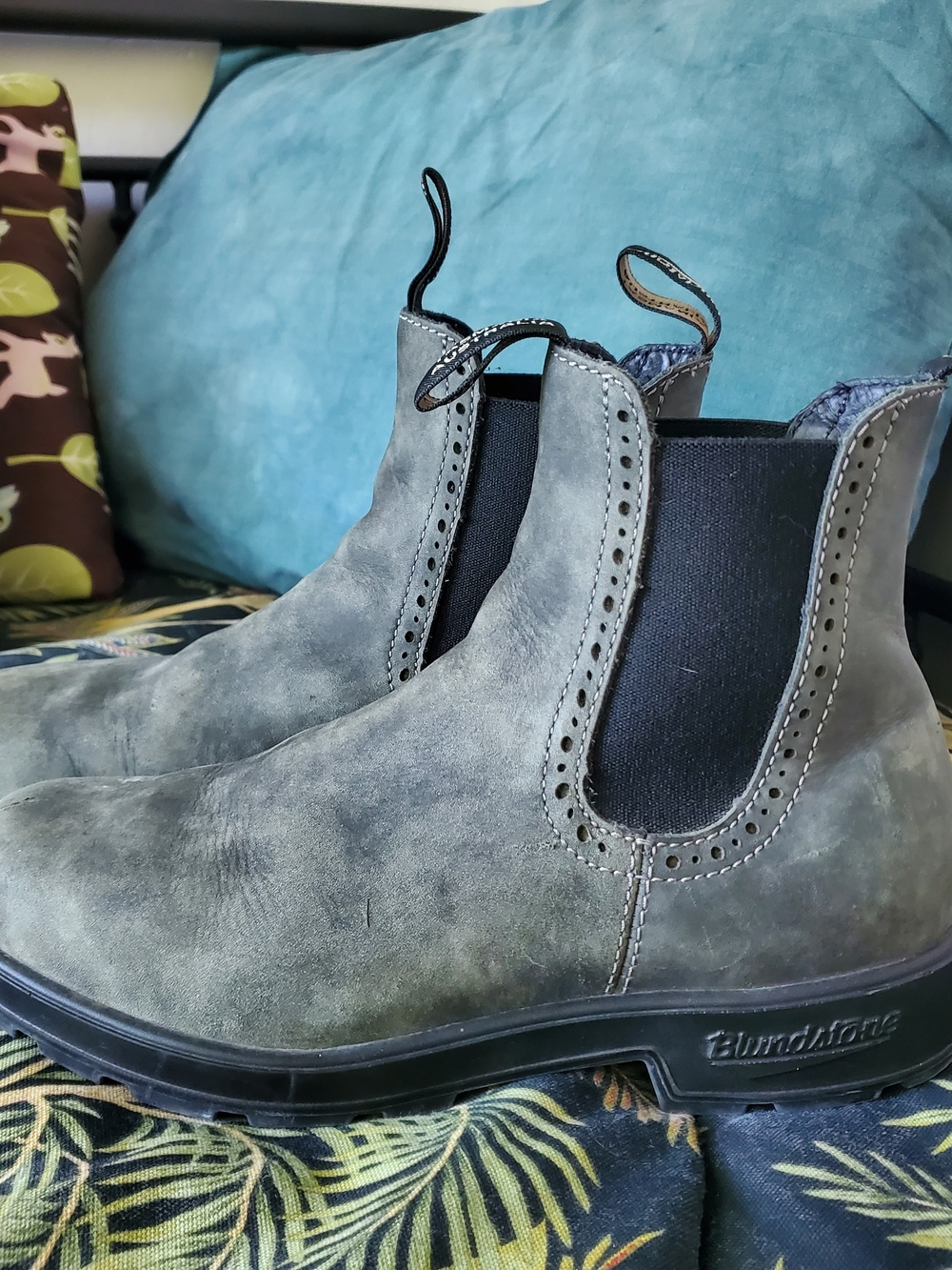 Lightly Worn Blundstones size 7.5 au 10.5 US women's